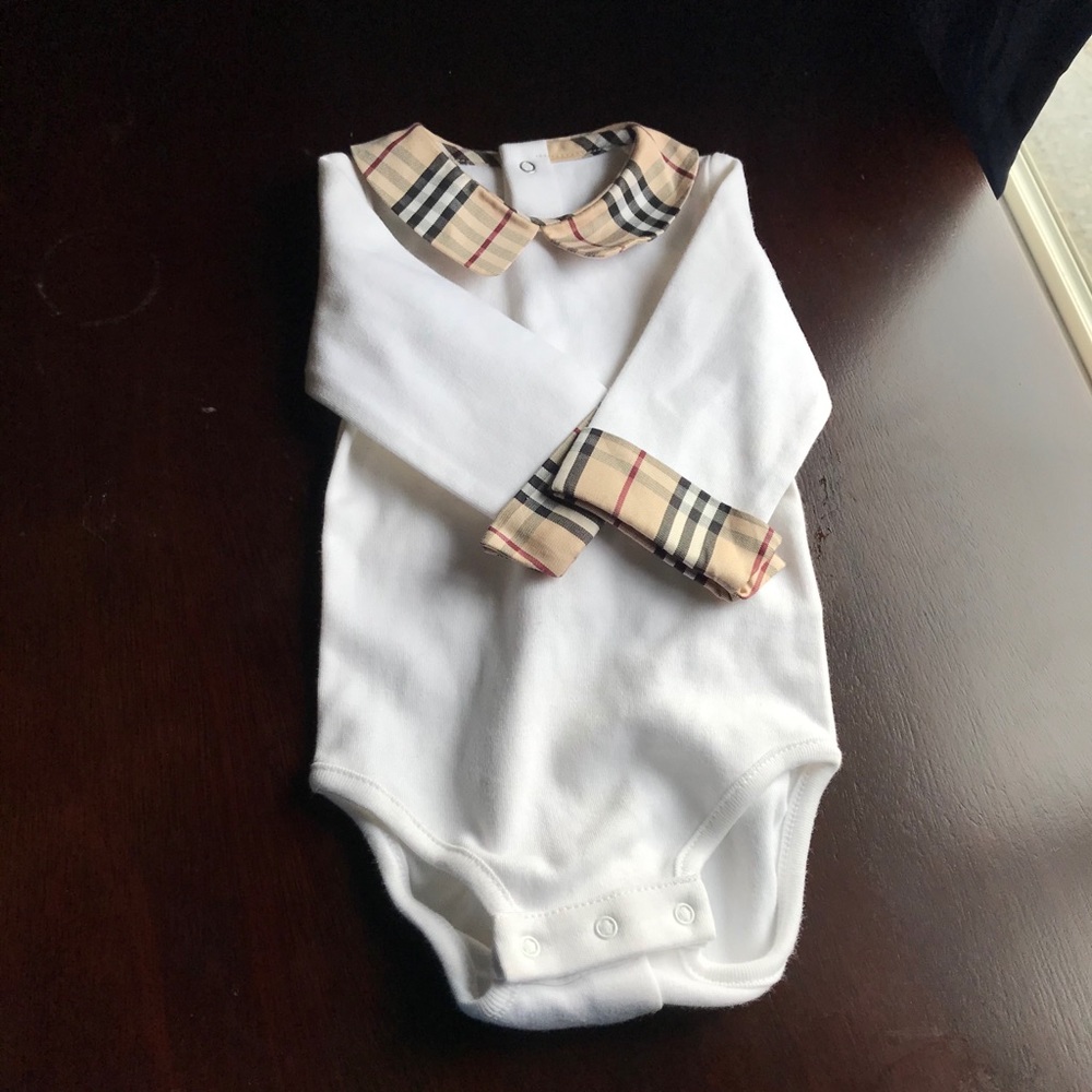 Burberry Infant unisex outfit. 0-3 months